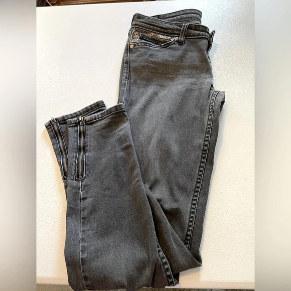 Levi’s Demi curve straight leg Jean. 29 Charcoal 99% cotton, zip @ ankle. Accent - Picture 2 of 8